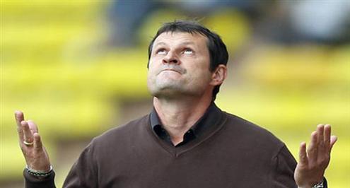 الوصل الإماراتي يقرر إقالة لوران بانيد من تدريب الفريق 